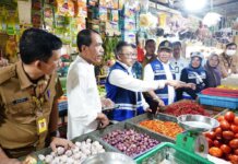 Sekretaris Daerah Sekda) Kota Batam Jefridin Hamid saat meninjau pasar murah di Komplek Ruko Sumerland Nongsa, Selasa (25/10/2022).