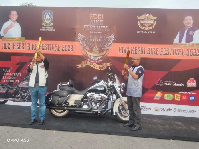 Ketua Pengda HDCI Kepri dan penanggung jawab acara Kepri Bike Festival 2022, Taba Iskandar dan Plt Kepala Dinas Pariwisata Kepri Luki Zaiman Prawira saat pembukaan Harley-Davidson Club Indonesia (HDCI) Kepri Bike Festival 2022