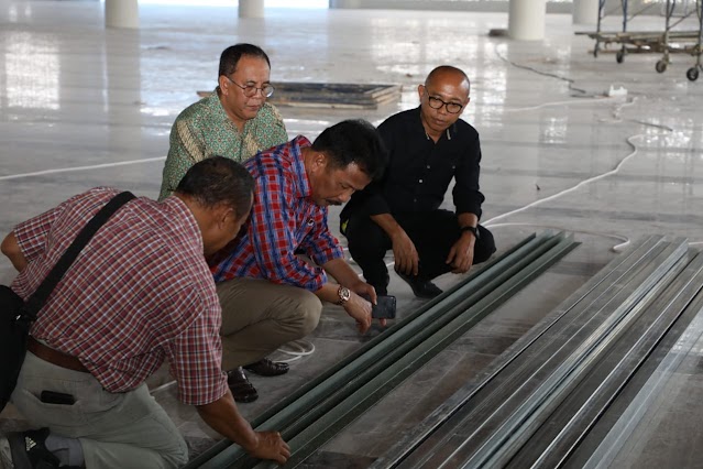 Kepala BP Batam Muhammad Rudi meninjau pengerjaan renovasi Plafon Masjid Tanjak di kawasan Bandara Hang Nadim, Rabu, (28/9/2022)