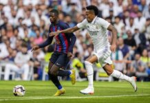 Penyerang sayap Barcelona, Ousmane Dembele mendapatkan kawalan ketat dari bek tengah Real Madrid, Eder Militao pada pekan ke-9 Liga Spanyol 2022/2023, Minggu (16/10/2022) malam WIB. (c) AP Photo