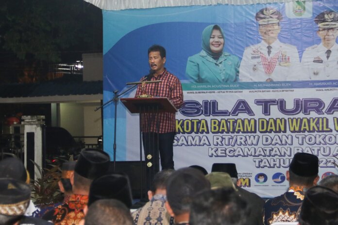 Walikota-Kepala BP Batam Haji Muhammad Rudi bersilaturrahmi dengan RT/RW serta tokoh masyarakat Kecamatan Batu Ampar yang digelar di halaman Kantor Camat Batu Ampar, Selasa (25/10/2022) malam