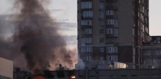 Gedung di Kiev, Ukraina, terbakar usai dihantam serangan drone Rusia (REUTERS/Gleb Garanich)
