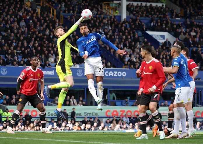 Laga Everton vs Manchester United di Liga Inggris 2021-2022. (Foto: Reuters)