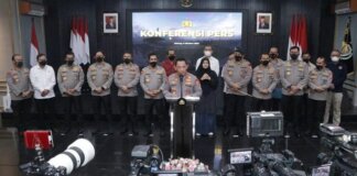 Kapolri Jenderal Listyo Sigit Prabowo mengumumkan enam tersangka kasus Tragedi Kanjuruhan di Mapolresta Malang Kota, Kamis (6/10/2022) malam. (Dok. arsip foto Humas Polda Jatim)