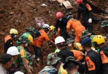 Tim SAR gabungan mengevakuasi korban gempa di Cianjur, Sabtu (26/11/2022). (Foto: Dok. Basarnas)