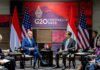 Presiden Joko Widodo berbincang dengan Presiden Amerika Serikat (AS) Joe Biden saat melakukan pertemuan bilateral di Nusa Dua, Bali (14/11/2022). Pertemuan itu diikuti oleh sejumlah pejabat yang mendampingi. (AFP/Saul Loeb