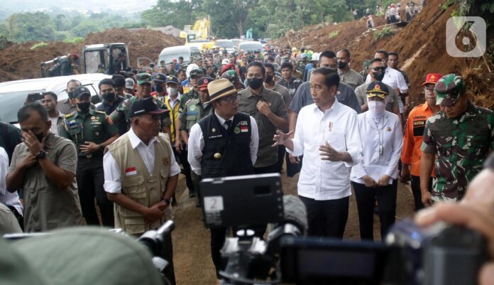 Presiden Joko Widodo tinjau lokasi gempa di Cianjur, Jawa Barat, Senin (22/11/2022)