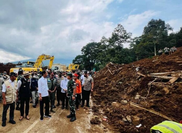 Gubernur Jawa Barat Ridwan Kamil mendampingi Presiden Jokowi saat berkunjung ke lokasi gempa Cianjur. (Foto: jabarprov.go.id)