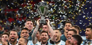 Arsip Foto - Kapten timnas Argentina Lionel Messi (tengah) mengangkat piala saat memenangi Conembol-UEFA Cup of Champions setelah mengalahkan Italia dengan skor 3-0 di Stadion Wembley, London, Rabu (1/6/2022). ANTARA/REUTERS/David Klein/am.