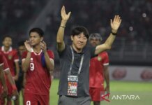 Pelatih Timnas Indonesia U-20, Shin Tae-yong menyapa suporter yang memadati Stadion Gelora Bung Tomo Surabaya usai mengandaskan Vietnam dengan skor 3-2 pada Minggu (18/9/2022) malam. ANTARA/Moch Asim.