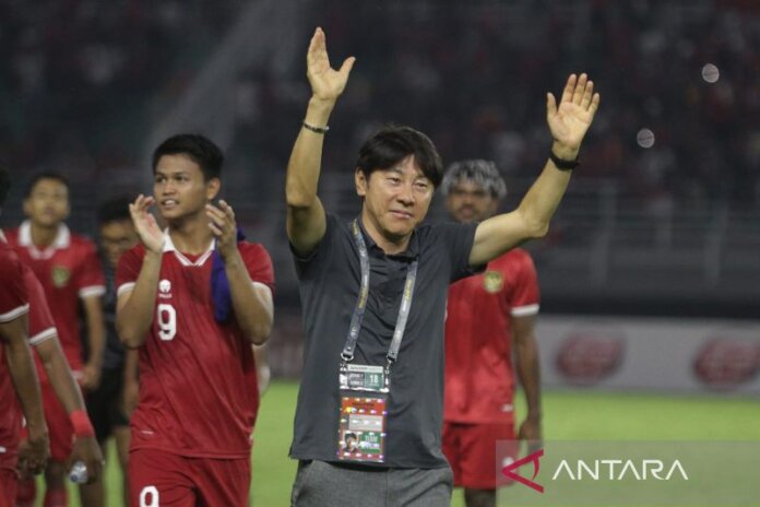 Pelatih Timnas Indonesia U-20, Shin Tae-yong menyapa suporter yang memadati Stadion Gelora Bung Tomo Surabaya usai mengandaskan Vietnam dengan skor 3-2 pada Minggu (18/9/2022) malam. ANTARA/Moch Asim.