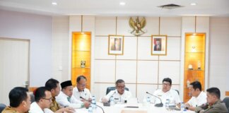 Sekda Kota Batam, Jefridin Hamid memimpin rapat pengumpulan donasi untuk korban bencana gempa bumi Cianjur di Ruang Sekdako Lt. 2, Kantor Walikota Batam, Selasa (22/11/2022).