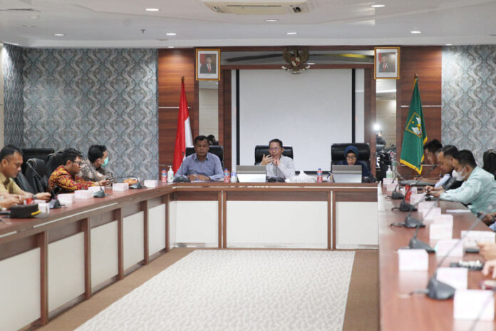 Wakil Wali Kota Batam Amsakar Achmad membuka Rapat Koordinasi Tim Penanganan Konflik Sosial (PKS) Kota Batam di Ruang Rapat Hang Nadim Kantor Walikota Batam, Selasa (22/11/2022).