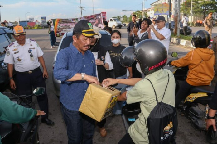 Wali Kota Batam Muhammad Rudi turun langsung menggalang dana gempa Cianjur, Selasa (22/11/2022) sore.