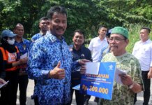 Wali Kota Batam, Muhammad Rudi menyerahkan Bantuan Langsung Tunai (BLT) di Batuaji, Selasa (29/11/2022).