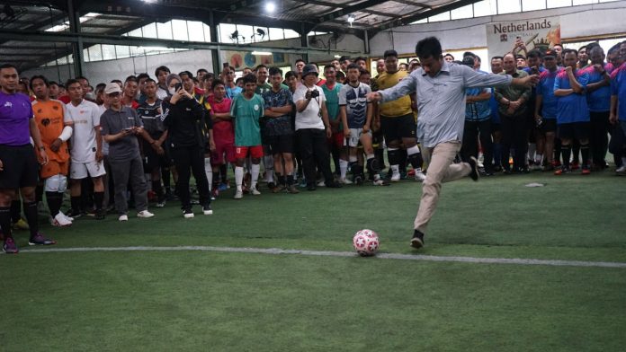 Kepala BP Batam Muhammad Rudi menendang bola sebagai tanda dimulainya turnamen Sepakbola piala kepala BP Batam, di lapangan futsal Daun Ikan, sabtu (5/11/2022).