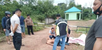 Polisi melakukan olah TKP di lokasi penemuan jasad penjaga kantor FKUB Sekupang Batam