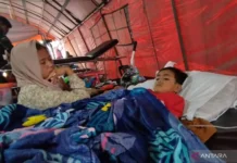 Seorang korban selamat setelah 3 hari tertimbun reruntuhan, Azka (4), menjalani perawatan di RSUD Cianjur, Kabupaten Cianjur, Jawa Barat, Rabu (23-11-2022). ANTARA/Bagus Ahmad Rizaldi