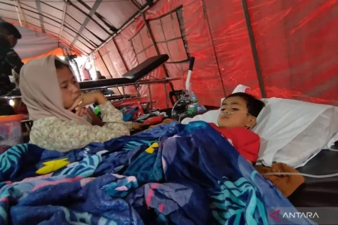 Seorang korban selamat setelah 3 hari tertimbun reruntuhan, Azka (4), menjalani perawatan di RSUD Cianjur, Kabupaten Cianjur, Jawa Barat, Rabu (23-11-2022). ANTARA/Bagus Ahmad Rizaldi