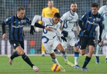 Aksi Alexis Sanchez (tengah) di laga Atalanta vs Inter Milan, Senin (17/1/2022) (c) AP Photo