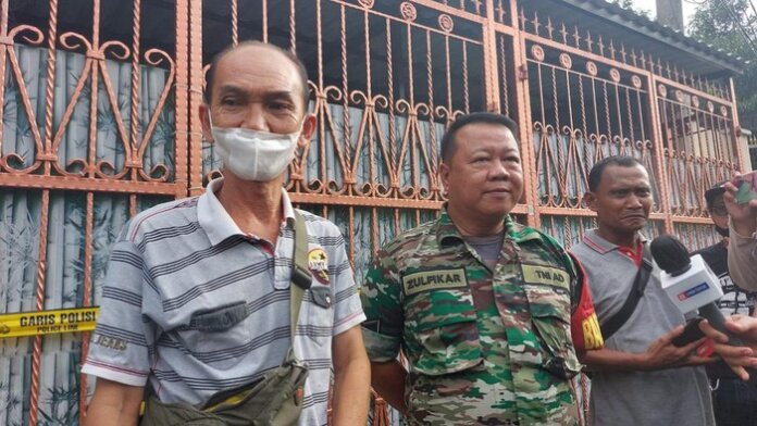 Foto: Asiung (kiri), ketua RT di TKP penemuan mayat sekeluarga di Kalideres, Jakarta Barat mengungkap awal mula penemuan 4 jasad. (Rumondang Naibaho/detikcom)