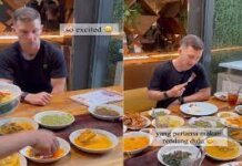 Pembalap WSBK Mandalika 2022, Jonathan Rea saat makan di Warung padang