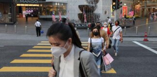Warga Malaysia diwajibkan memakai maskerdi tengah kerumunan menyusul lonjakan kasus Covid-19 akibat penyebaran subvarian Omicron XBB. (Foto: REUTERS/LIM HUEY TENG)