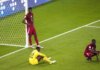 Pemain Qatar menelan pil pahit setelah kalah lawan Senegal dengan skor 1-3, pada pertandingan Grup A Piala Dunia 2022 yang berlangsung di Al Thumama Stadium, Jumat (25/11). (FOTO : AP/Ariel Schalit)