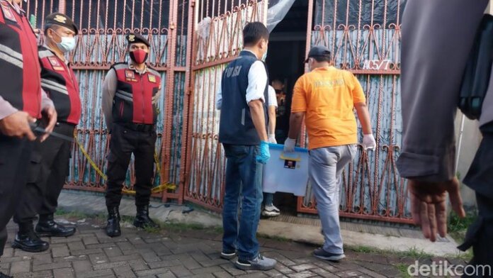 Foto: Tim Inafis hingga Labfor melakukan olah TKP di rumah sekeluarga tewas di Kalideres, Jakarta Barat. (Rumondang Naibaho/detikcom)