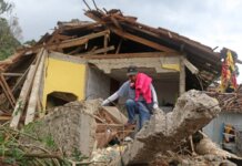 Asep Hidayat (35) saat mencari sejumlah barang berharga yang bisa diselamatkan pasca gempa bumi dan tanah longsor di Desa Cugenang Kabupaten Cianjur, Rabu (23/11/2022). (Foto: rri.co.id/Chaarly Reinhard)
