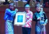 Sekda Kota Batam Jefridin Hamid saat menerima penghargaan digelar di Hotel Aston, Senin (6/12/2022), malam.