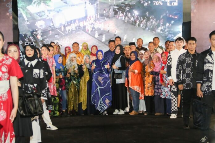 Batam Batik Fashion Week sukses digelar di Kota Tanjungpinang, masyarakat begitu antusias hadir untuk menyaksikan event yang dipusatkan di Lapangan Pamedan A Yani, Selasa (6/12/2022) malam.