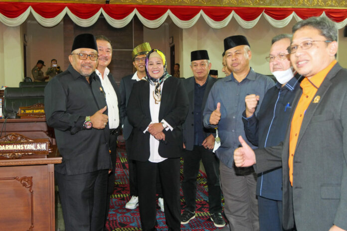 Marlin usai menghadiri Rapat Paripurna ke-18 Masa Sidang III Tahun Anggaran 2022, di Ruang Rapat Sidang Utama Balairung Raja Khalid DPRD Provinsi Kepulauan Riau, Dompak, Tanjungpinang, Selasa (20/12).