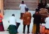 Foto: Tangkapan layar video viral aksi pemukulan kepada imam masjid di Beaksi