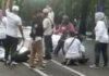 Tangkapan layar video detik-detik korban tarik tambang di Makassar meninggal terbentur pembatas jalan/Instagram @makassar_iinfo