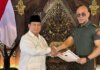 Foto: Prabowo beri pangkat Letkol Tituler TNI AD ke Deddy Corbuzier (dok. screenshot