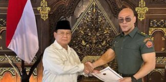 Foto: Prabowo beri pangkat Letkol Tituler TNI AD ke Deddy Corbuzier (dok. screenshot