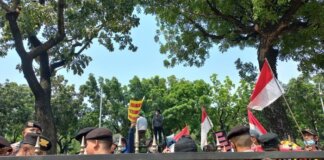 Sejumlah mahasiswa menggelar aksi demonstrasi di Balai Kota DKI Jakarta. Mereka menolak acara Reuni 212 digelar di Masjid At-Tin, Jakarta Timur. (Anggi M/detikcom
