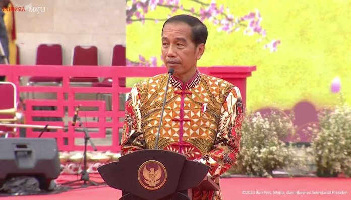 Presiden Joko Widodo (Jokowi) menghadiri sekaligus mengikuti Perayaan Imlek Nasional 2023, di Lapangan Banteng, Jakarta, Minggu (29/1/2023). (Foto: Tangkapan Layar YouTube Sekretariat Presiden)