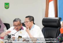 Wakil Wali Kota Batam sekaligus Ketua Tim Pengentasan Kemiskinan Kota Batam, Amsakar Achmad memimpin Rapat Koordinasi Percepatan Penanggulangan Kemiskinan, di Kantor Wali Kota Batam, Rabu (11/1).