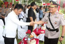 Wali Kota Batam, Muhammad Rudi hadir langsung pada acara farewell and welcome parade atau pisah sambut Kapolda Kepri, di Mapolda Kepri, Senin (30/1/2023).