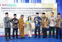 Sekretaris Daerah (Sekda) Kota Batam, Jefridin Hamid hadir dan menyerahkan secara langsung hadiah undian Bank Riau Kepri (BRK) Syariah Bedelau.