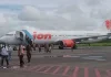 Pesawat Lion Air menabrak garbarata di Bandara Mopah, Merauke Sumber : VIVA/Aman Hasibuan