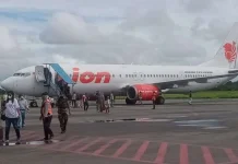 Pesawat Lion Air menabrak garbarata di Bandara Mopah, Merauke Sumber : VIVA/Aman Hasibuan