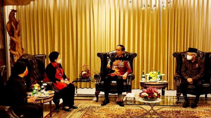 Foto: Jokowi duduk bareng Megawati hingga Puan sebelum pembukaan HUT ke-50 PDIP. (dok. PDIP).