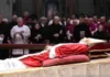 Jenazah Paus Emeritus Benediktus XVI disemayamkan di St. Peter's Basilica, Vatikan, Senin 2 Januari 2023. Paus Benediktus XVI meninggal dunia pada 31 Desember 2022. (Foto: Vatican Media/Handout via Reuters)