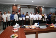 ali Kota Batam Muhammad Rudi menyerahkan piagam penghargaan kepada pensiunan PNS BUP TMT 01 Februari 2023 di Ruang Hang Nadim Kantor Walikota Batam, Rabu (1/2