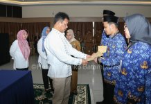 Wali Kota Batam, Muhammad Rudi menyerahkan langsung Surat Keputusan (SK) dan memimpin pengambilan sumpah/janji 266 PNS tersebut.