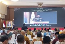 Ketua DPRD Kepri Jumaga Nadeak memberi sambutan mewakili Ketua DPRD se-Jawa dan se-Sumatera di Ruang Auditorium, Gedung Tower BPK RI, Jakarta, Kamis (9/2).