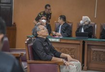 Mantan Kepala Detasemen (Kaden) A Biro Paminal Divisi Propam Polri Agus Nurpatria hanya hanya melempar senyum setelah divonis 2 tahun penjara. (ANTARA FOTO/GALIH PRADIPTA)
